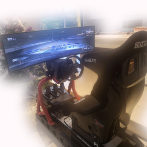 Simulateur de course automobile disponible à la location. Offrant une expérience immersive de pilotage virtuel. Les utilisateurs sont plongés dans des courses passionnantes avec des commandes réalistes.