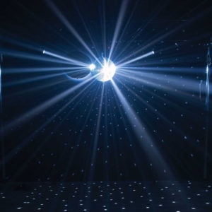 Location de boule à facette, avec ses reflets lumineux, crée une atmosphère disco et joyeuse.