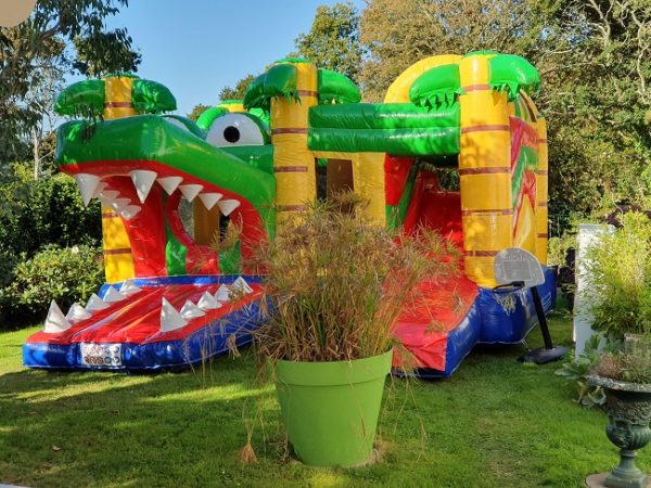 Location de structures gonflables sur le thème crocrodile, prêt à accueillir des enfants en quête de divertissement. Pour animer les fêtes et les événements pour les enfants.