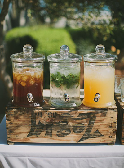 Location de limonadier jar en verre, l'appareil est équipé de robinets pour un service facile. Idéale pour ajouter une touche de fraîcheur à vos événements.
