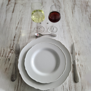 Location de deux assiettes blanche petitte et grande, épurée style vintage.