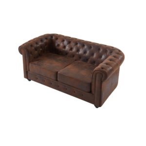 Canapé double Chesterfield à louer, avec un aspect cuir vieilli offrant une touche vintage et un style intemporel lors de vos événements spéciaux.