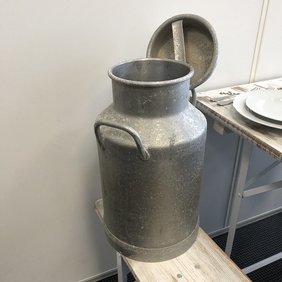 Location d'un pot de lait en fer en tant qu'élément décoratif.