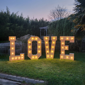 Location de lettres en bois géantes L.O.V.E avec ampoule. Idéale pour une ambiance chaleureuse et romantique à votre événement.