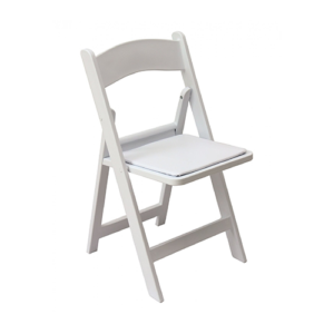 Location de chaise pliante blanche, légère et fonctionnelle. Elle est parfaite pour créer un espace de détente ou d'assise d'appoint.