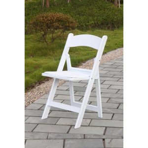 Location de chaise pliante blanche, légère et fonctionnelle. Elle est parfaite pour créer un espace de détente ou d'assise d'appoint.