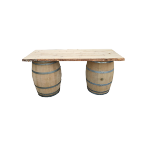 Location ensemble de bar tonneaux et planches en bois. Une planche est placée au-dessus des tonneaux, créant un comptoir pratique pour servir des boissons ou des collations.
