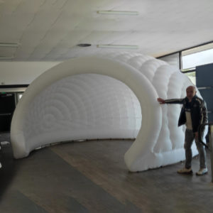Location du structure gonflable en forme d'igloo. Il est gonflé pour former une enceinte spacieuse et arrondie, offrant un espace couvert pour diverses activités.