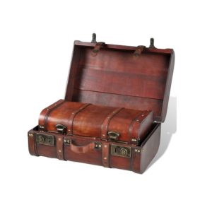 Location de deux charmantes petites valises décoratives à louer, empilées l'une sur l'autre, évoquant le voyage et l'aventure, idéales pour enrichir l'ambiance de vos événements.